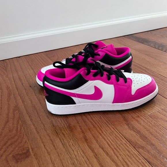Air Jordan 1 Low size 7Y can fit women 8.5  Fierce Pink/Black-White - Picture 2 of 4